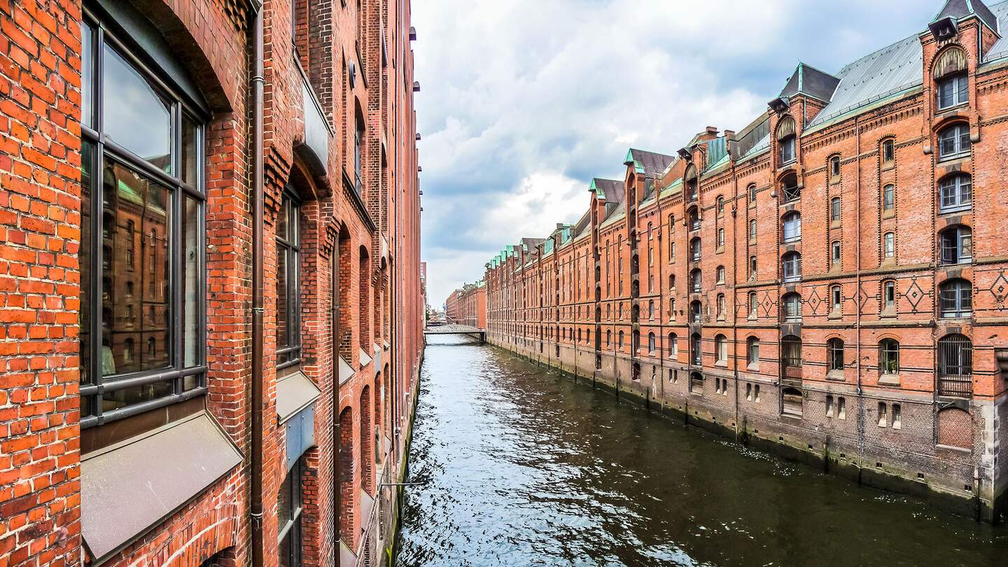 Fassaden der Speicherstadt Hamburg bei Tag | © Gettyimages.com/bluejayphoto