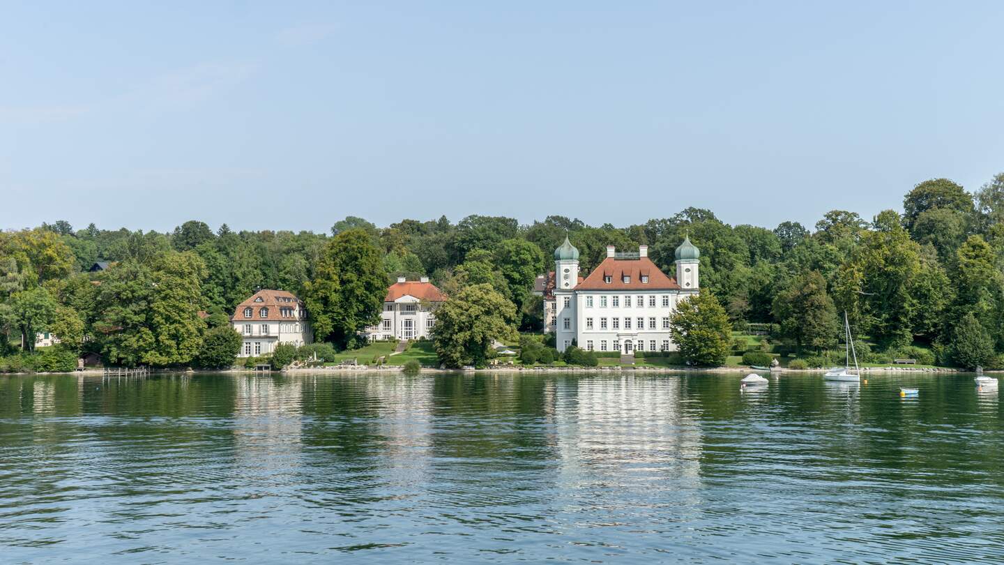 Blick vom Wasser auf das Schloss Ammerland am Starnberger See | © Gettyimages.com/coramueller