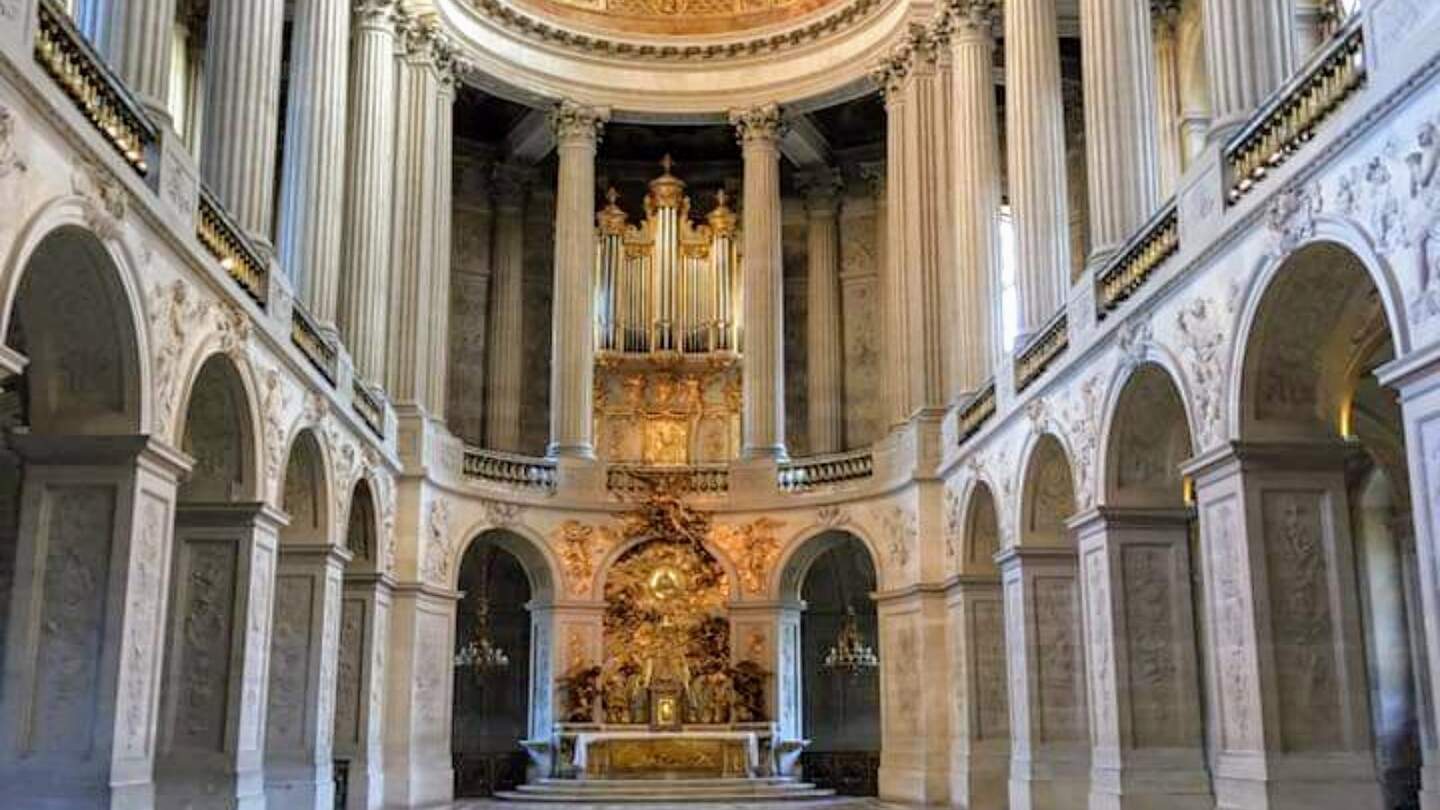Innenaufnahme der Kapelle des Schlosses von Versailles in Paris | © Gettyimages.com/Juan Carlos fotografia