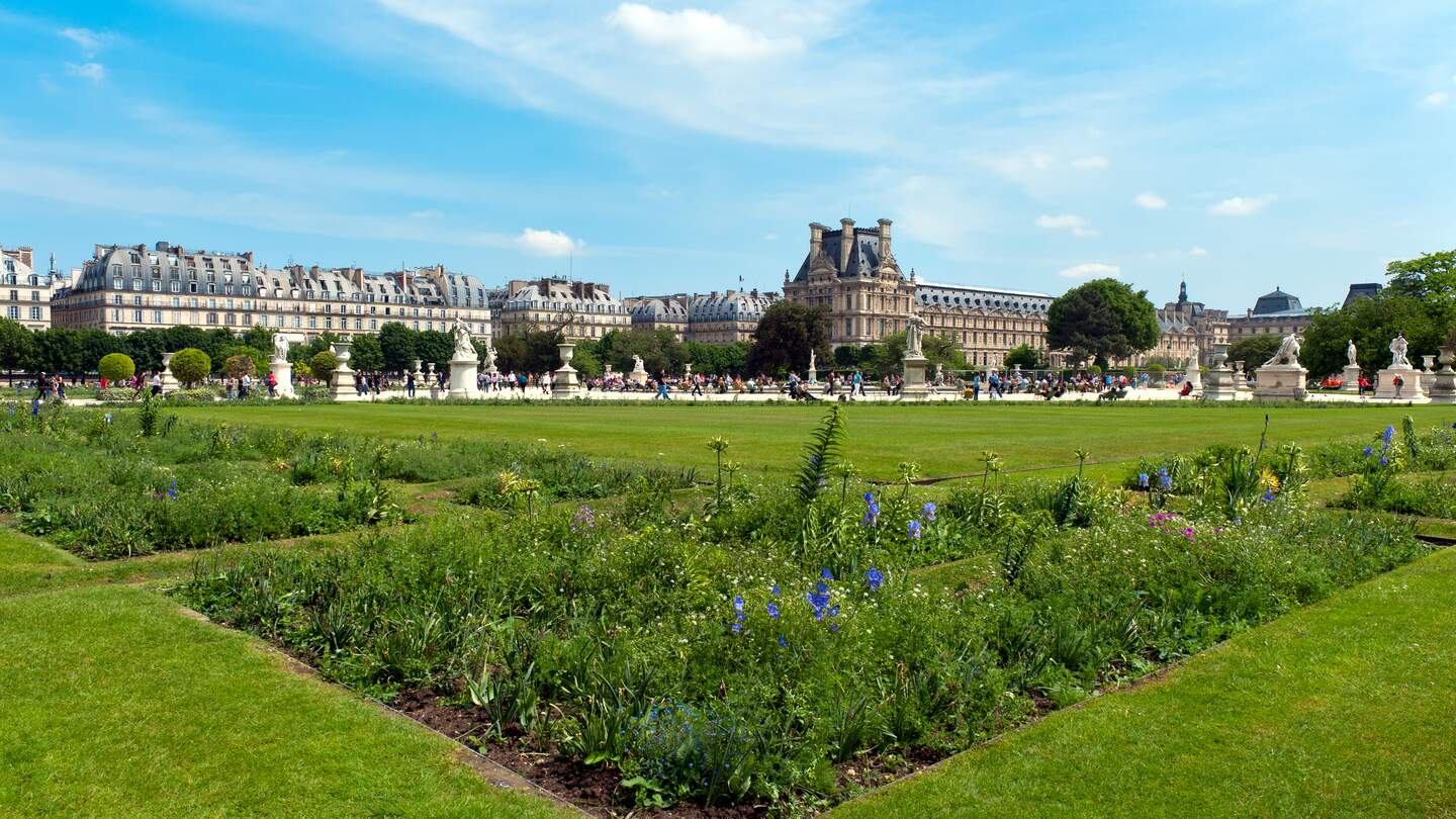 Die Tuileriengärten in Paris mit dem Louvre im Hintergrund | © Gettyimages.com/ballycroy