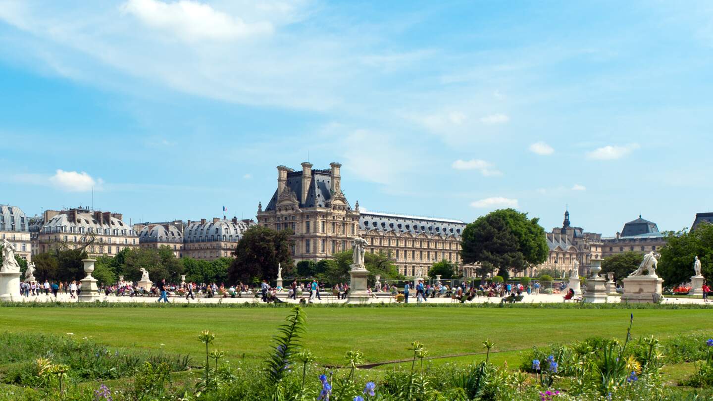 Die Tuileriengärten in Paris mit dem Louvre im Hintergrund | © Gettyimages.com/ballycroy