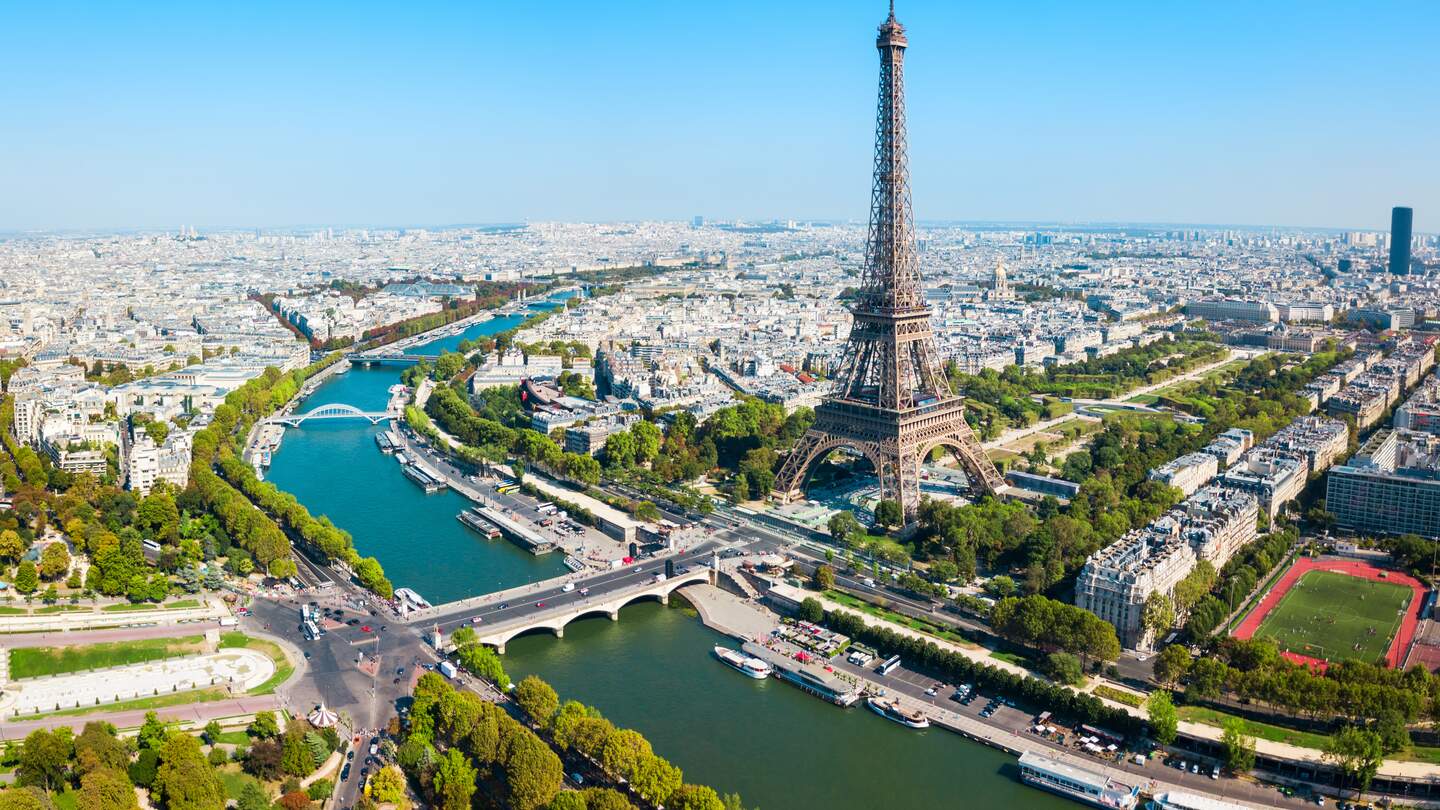 Der Eiffelturm, ein schmiedeeiserner Gitterturm auf dem Champ de Mars, aus der Luft in Paris | © Gettyimages.com/saiko3p