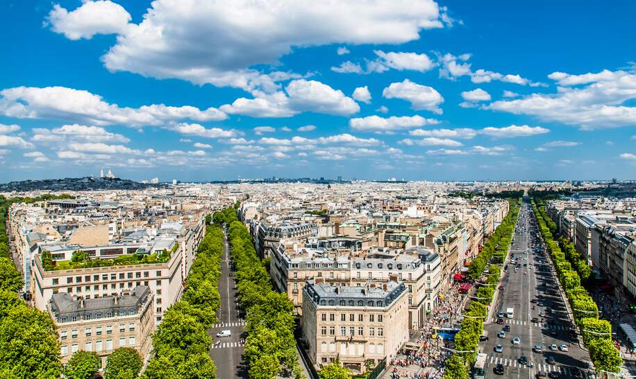 Luftaufnahme der Champs-Elysées in Paris. Menschen schlendern auf der Einkaufsstraße. | © Gettyimages.com/OSTILL