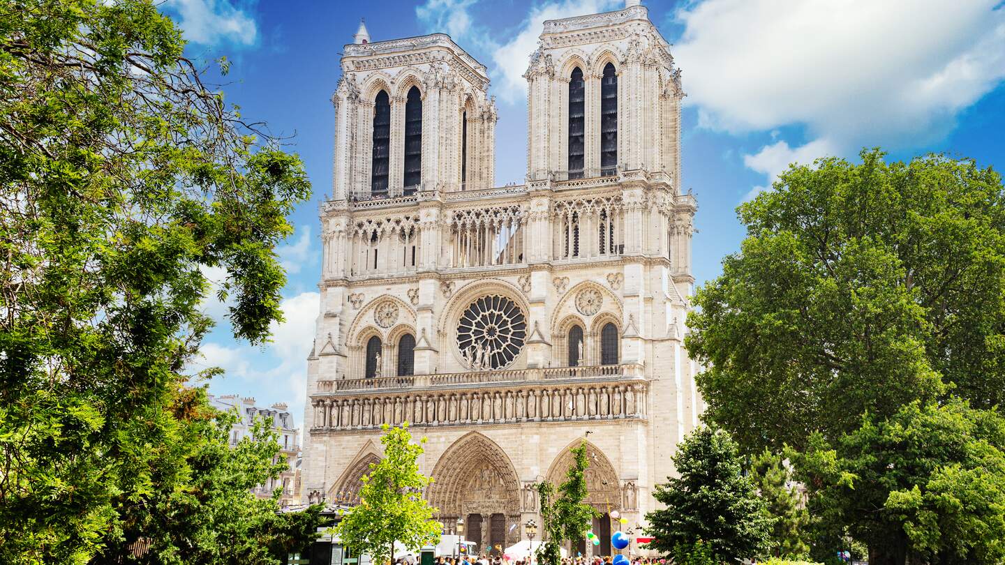 Mernschen stehen vor der Notre Dame in Paris an einem Sommertag. | © Gettyimages.com/D. Lentz