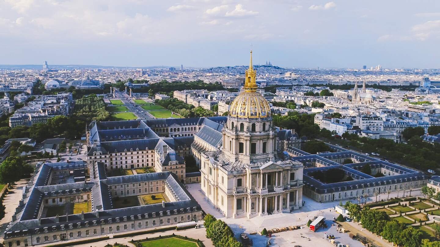 Invalidendom in Paris mit goldener Kuppel und Grünfläche in der Umgebung | © Gettyimages.com/pawel.gaul
