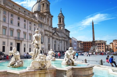 Piazza Navona mit Menschen in Rom | © Gettyimages/IakovKalinin