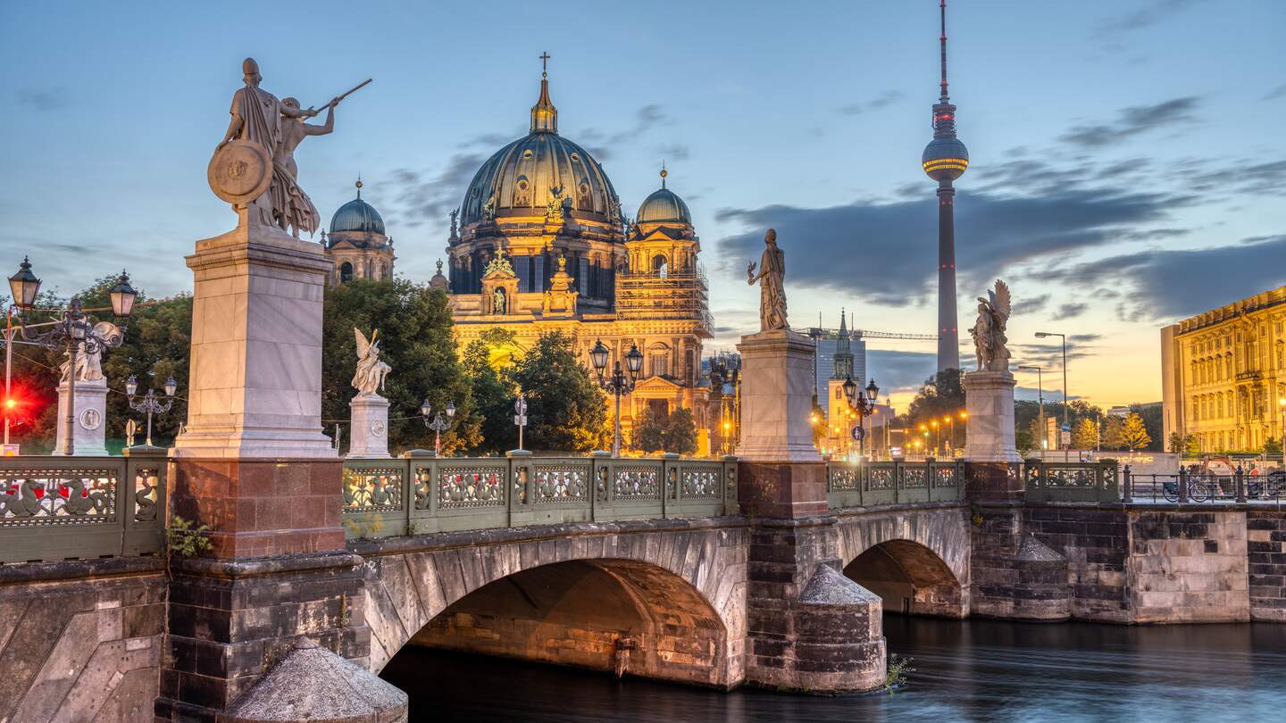 Der Dom, der Fernsehturm und die Schlossbrücke in Berlin in der abendlichen Dämmerung mit Beleuchtung | © GettyImages.com/elxeneize