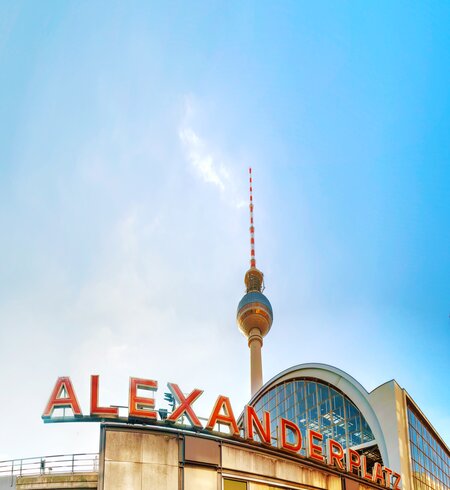 U-Bahn-Haltestelle Alexanderplatz in Berlin mit Fernsehturm im Hintergrund | © Gettyimages.com/AndreyKrav