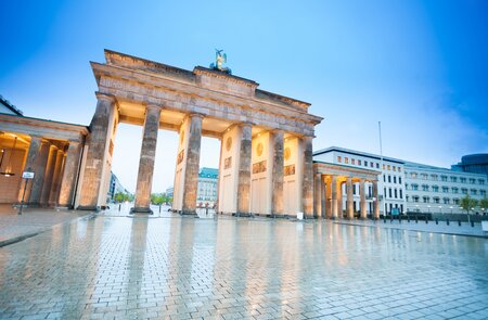 Branderburger Tor Blick am Abned mit Lichtern nach Regen in Berlin | © Gettyimages.com/SerrNovik