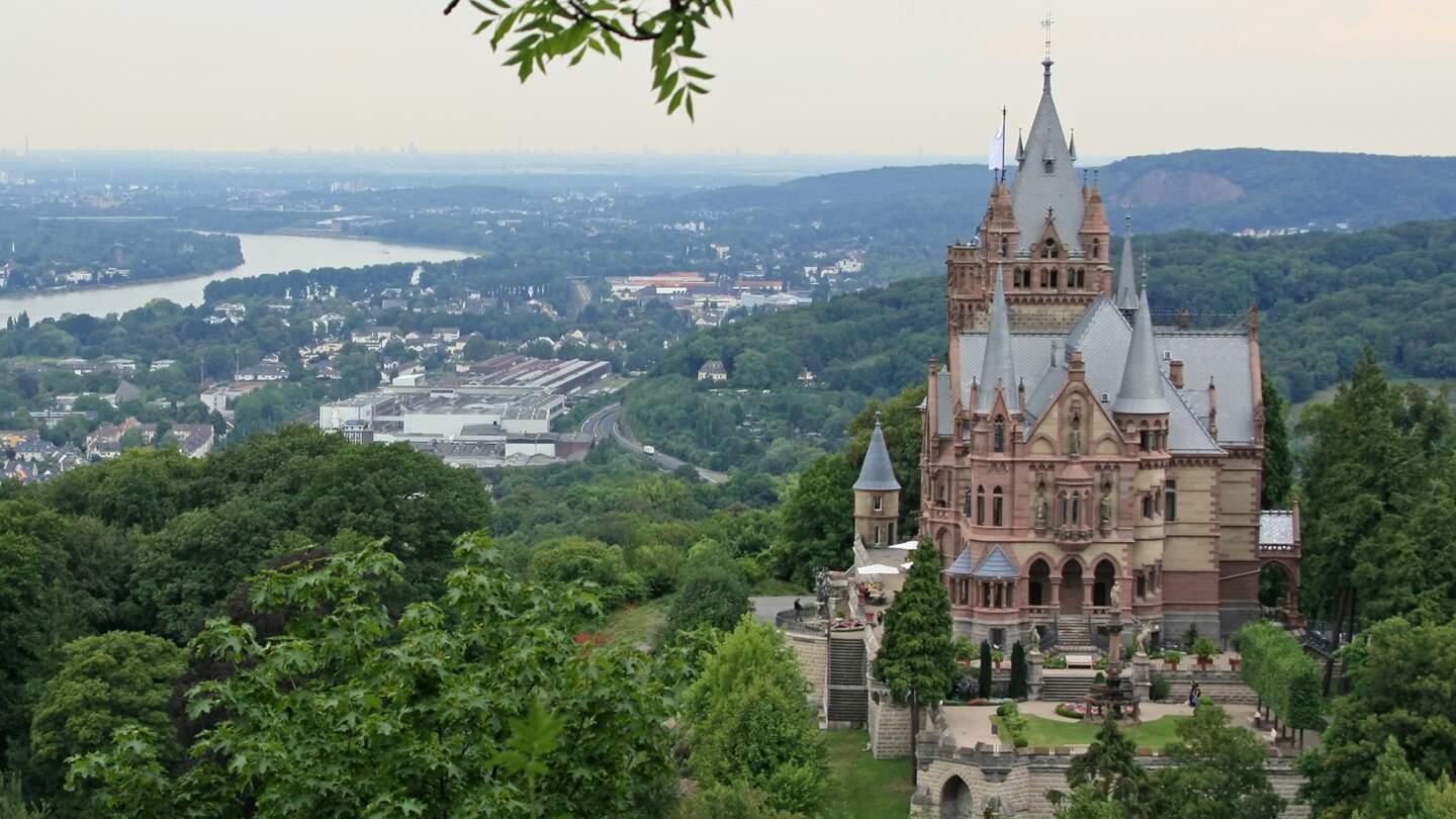 Blick auf das Schloss Drachenburg und die Stadt Bonn | © Gettyimages.com/SKLA