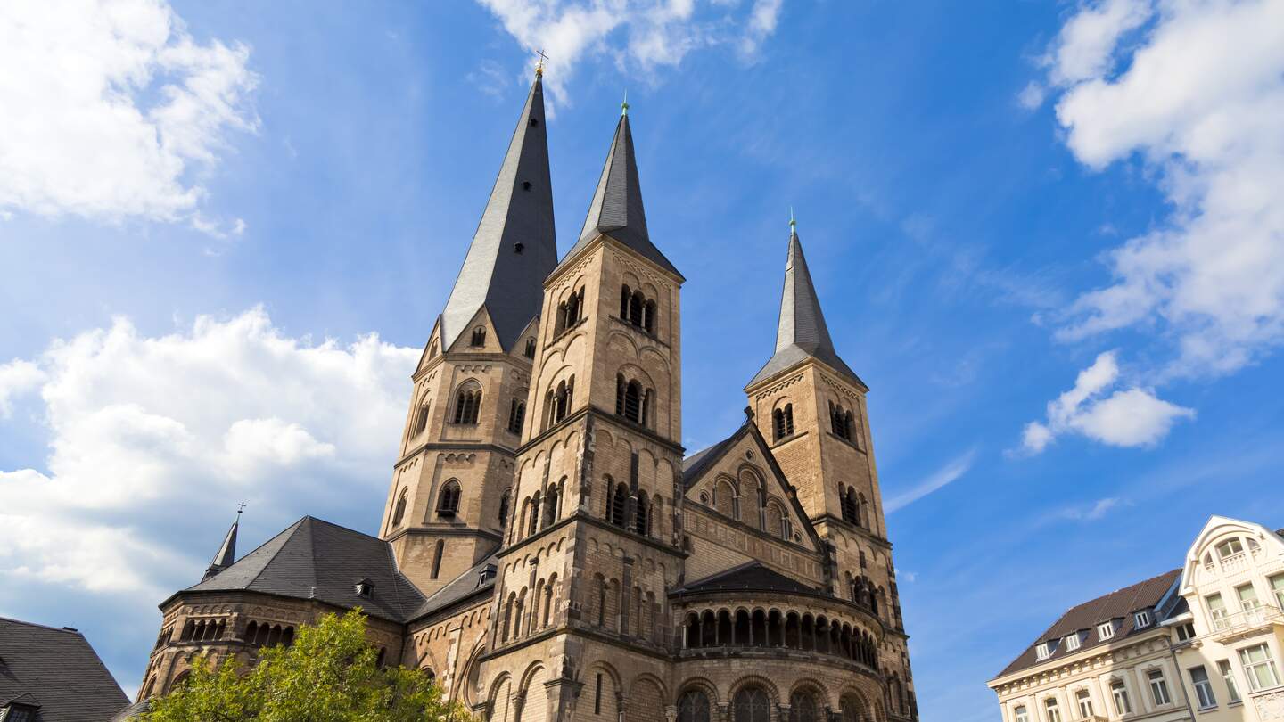 Blick auf den Münster von Bonn von unten | © Gettyimages.com/interlight