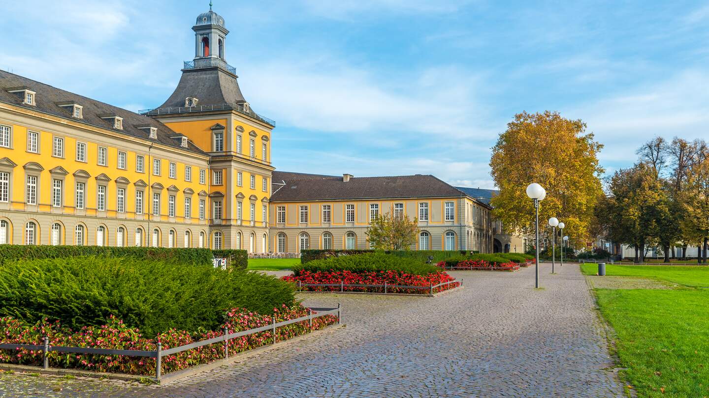 Blick auf die Universität Bonn mit Garten | © Gettyimages.com/Goldenutz