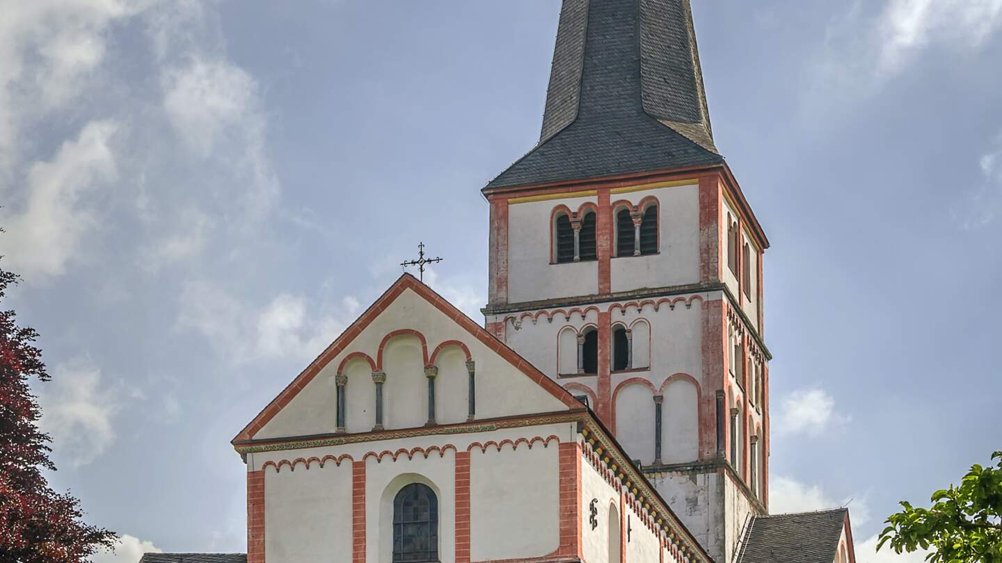 Blick auf die Doppelkirche Schwarzrheindorf, eine romanische Kirche in Bonn | © Gettyimages.com/Borisb17