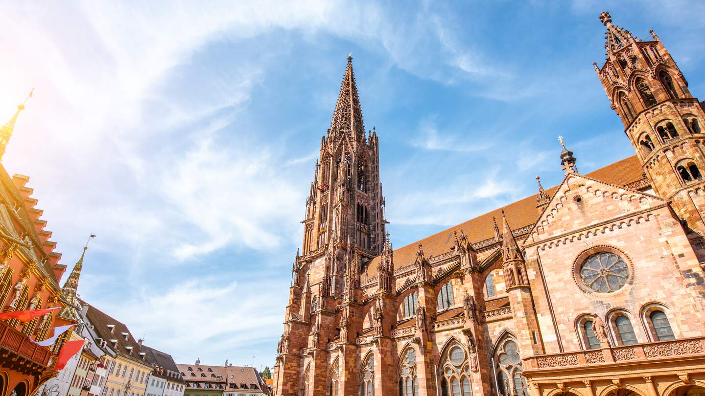 Blick von unten auf die Kathedrale in Freiburg | © Gettyimages.com/RossHelen