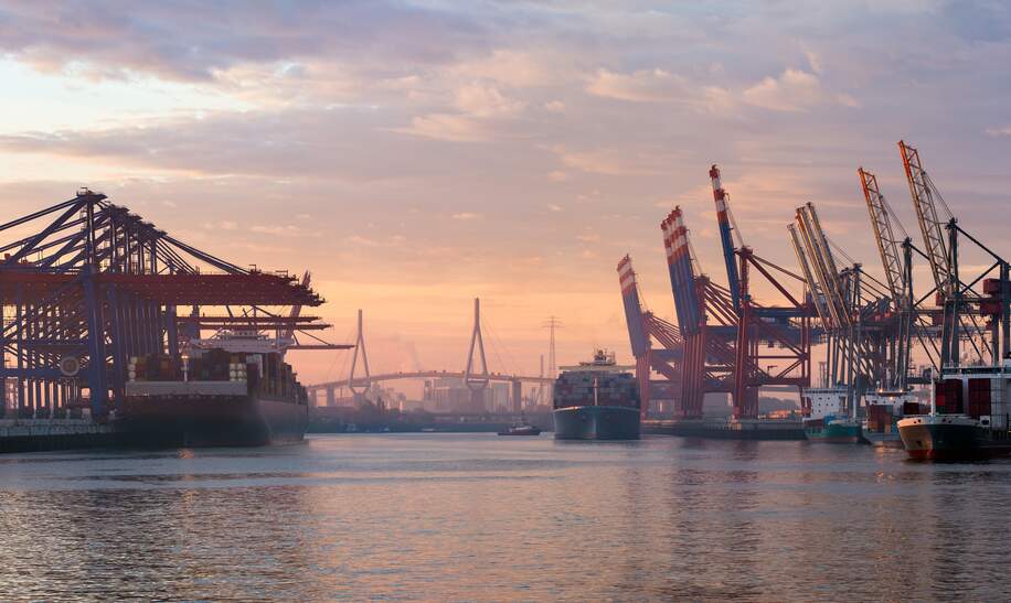 Hamburger Hafen Container-Terminal bei Sonnenuntergang | © Gettyimages.com/mf-guddyx