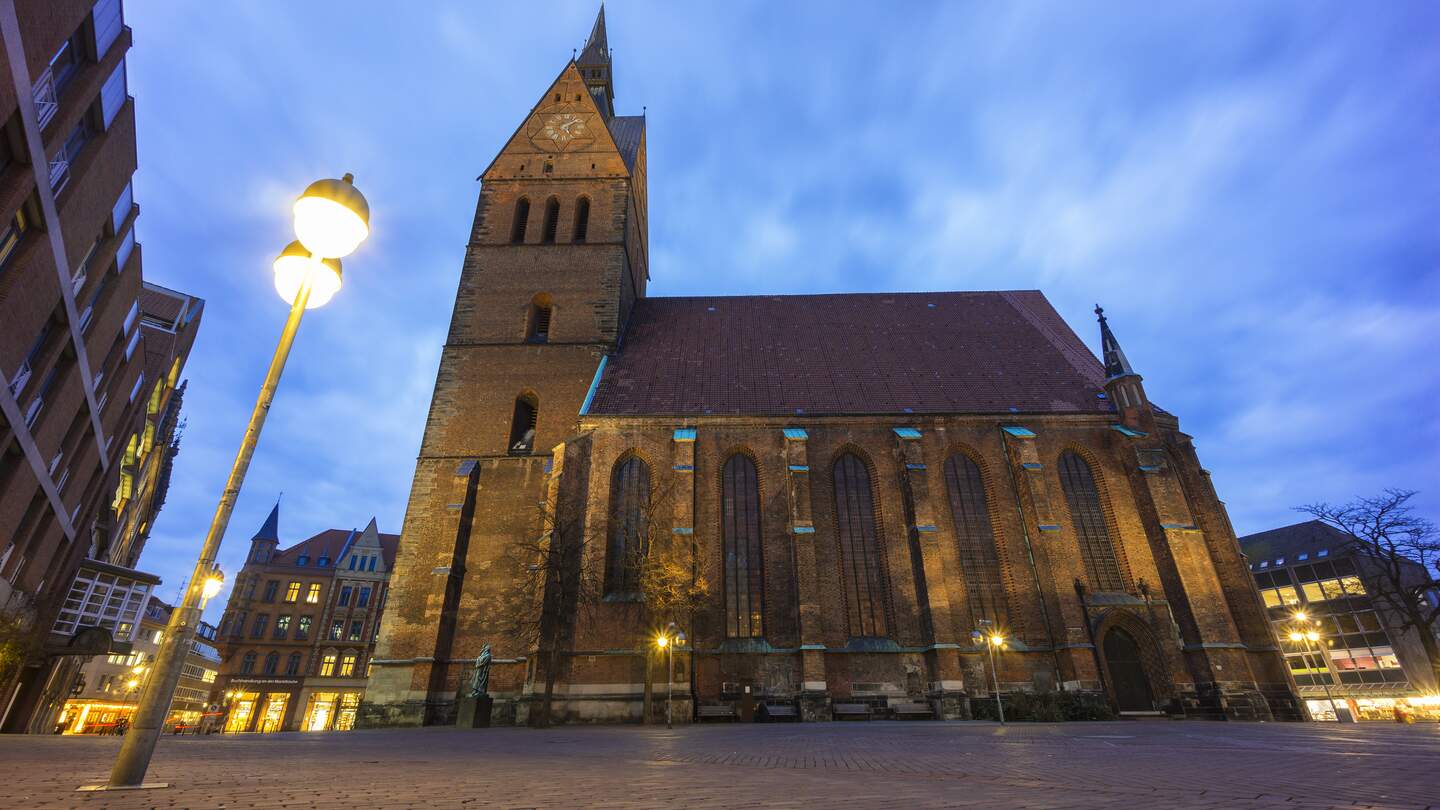 Untersicht auf die Marktkirche in Hannover am Abend im Licht einer Laterne | © Gettyimages.com/igmarx