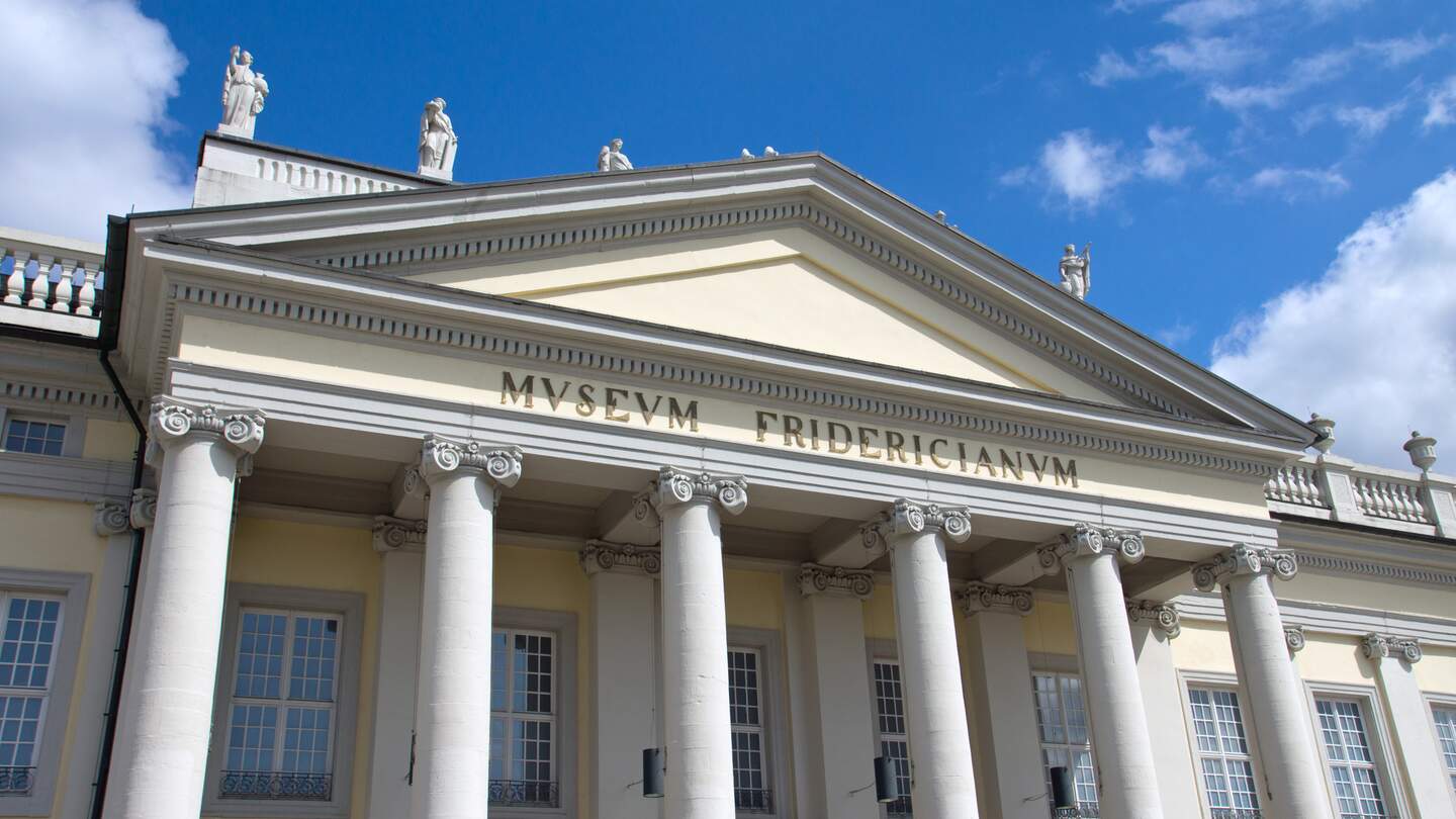 Das historische Fridericianum Museum in Kassel | © Gettyimages.com/elxeneize