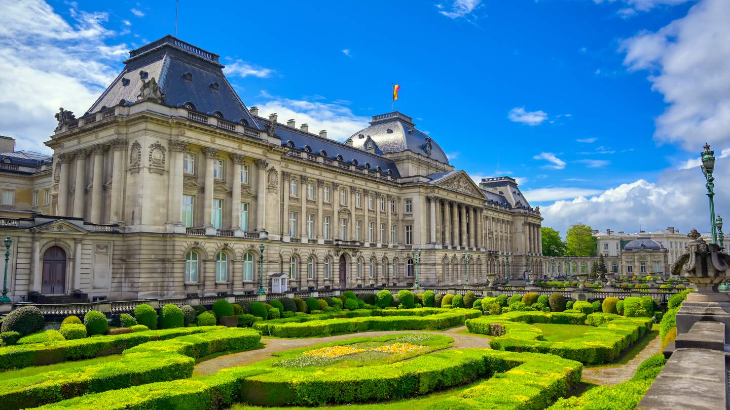 Der Königspalast in Brüssel an einem sonnigen Tag | © Gettyimages.com/JByard