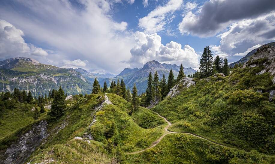 Luftaufnahme der Alpen und der Gipslöcher in der Nähe des Bergdorfes Lech im Sommer | © Kemter/Gettyimages.com