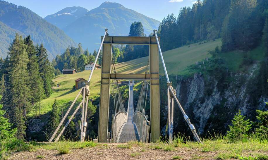 Österreichs längste Fußgänger-Hängebrücke in Holzgau | © flocu/Gettyimages.com