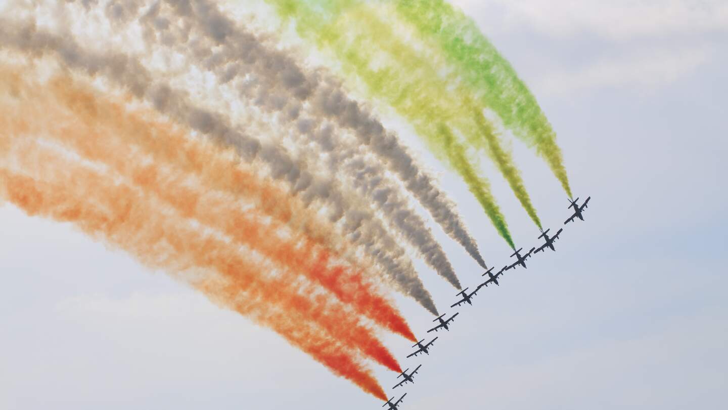 Show Flieger malen die italienische Flagge an den Himmel bei der jährlichen Jesolo Air Show | © Gettyimages,com/GagarinART