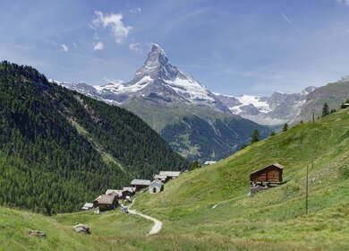 Bergige Landschaft mit Matterhorn  | © © Gettyimages.com/DeveyF
