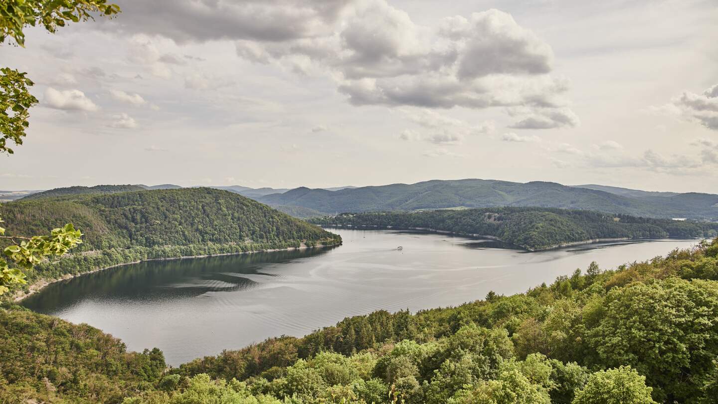 Blick auf das Nordufer des Edersees | © HA Hessen Tourismus, Roman Knie