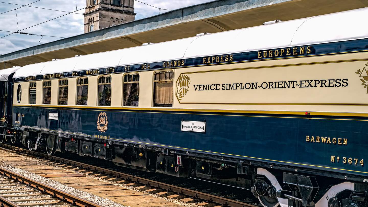 Der legendäre Venice Simplon Orient Express ist bereit, an einem bewölkten Tag vom Bahnhof Ruse abzufahren | © Gettyimages.com/Roberto