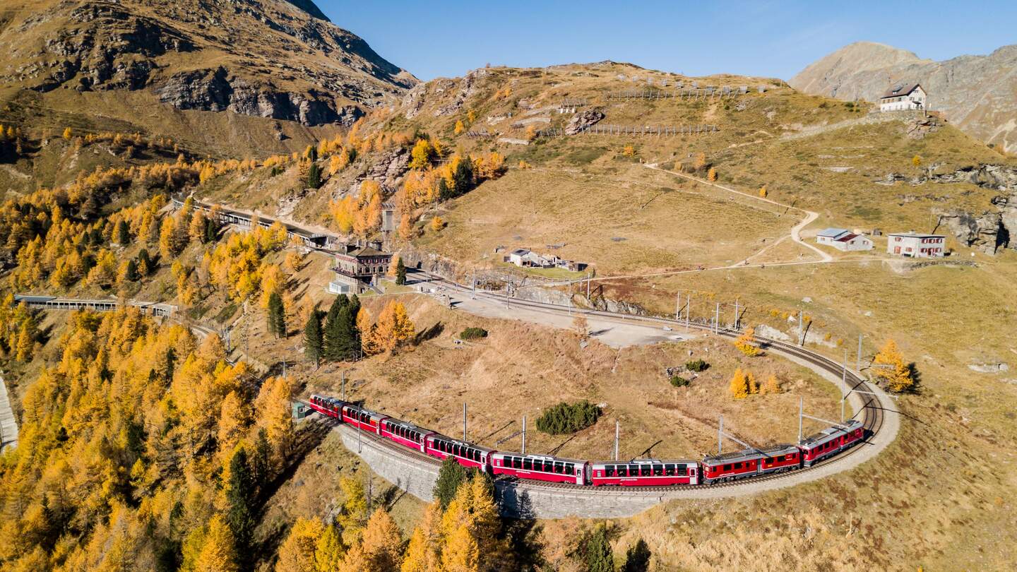 Im Panoramawagen des Bernina Expresses bei der Alp Grüm in der Schweiz | © Rhätische Bahn/Patrick Cavelt