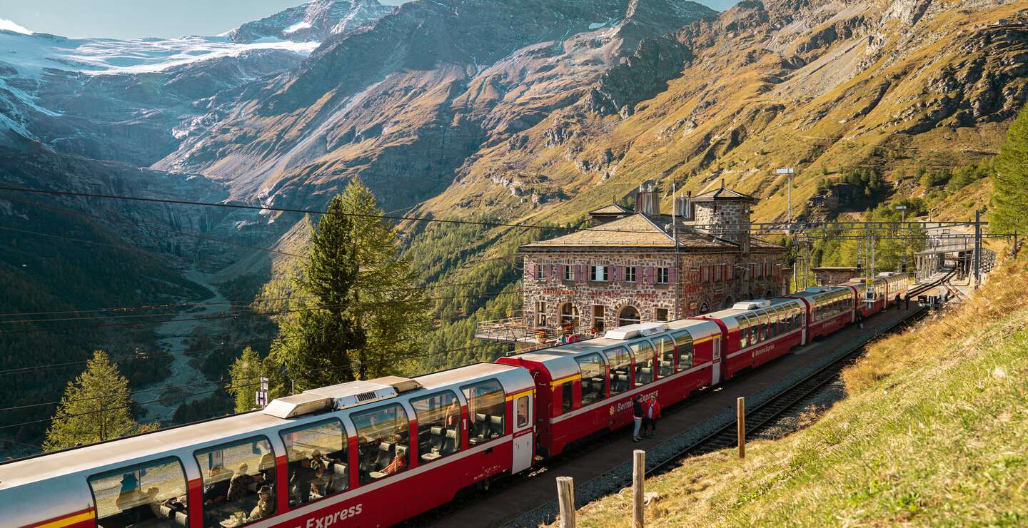 Im Panoramawagen des Bernina Expresses bei der Alp Grüm im Sommer in der Schweiz | © Switzerland Tourism/André Meier 