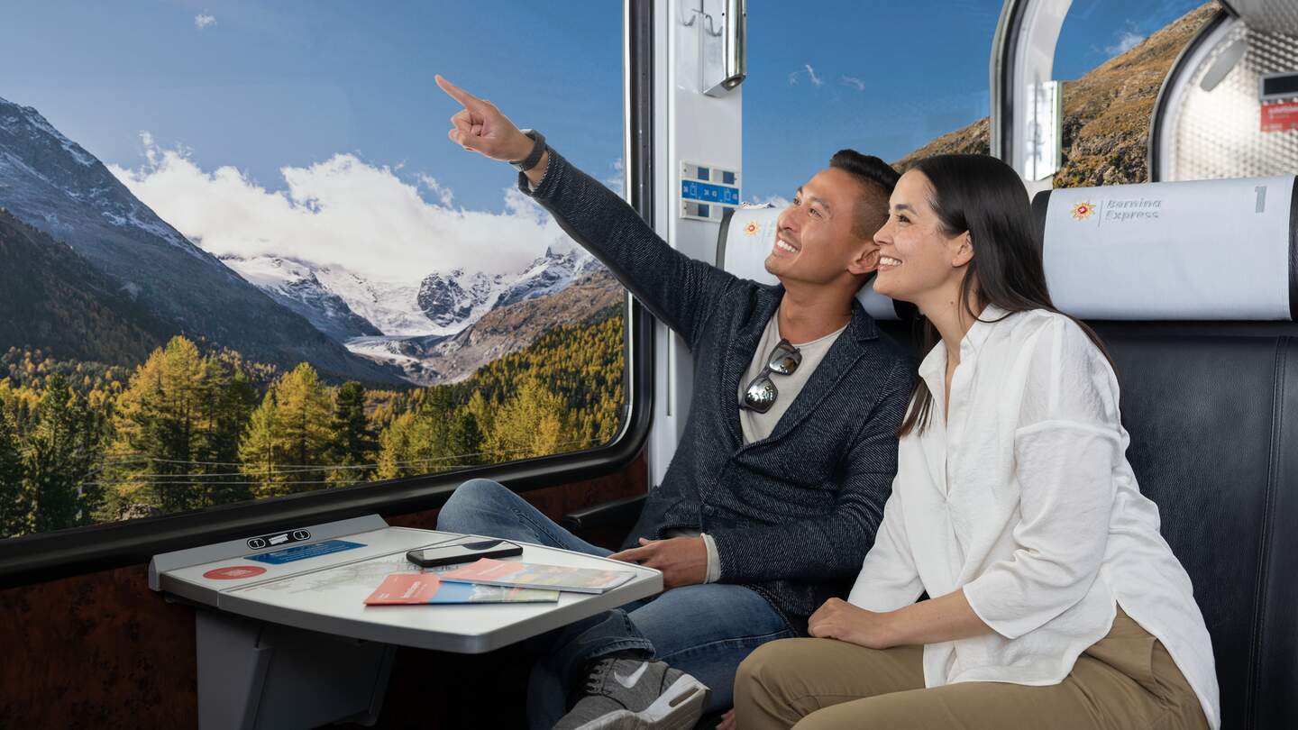 Ein Paar sitzt im Panoramawagen des Bernina Expresses | © Rhätische Bahn/Nicola Pitaro