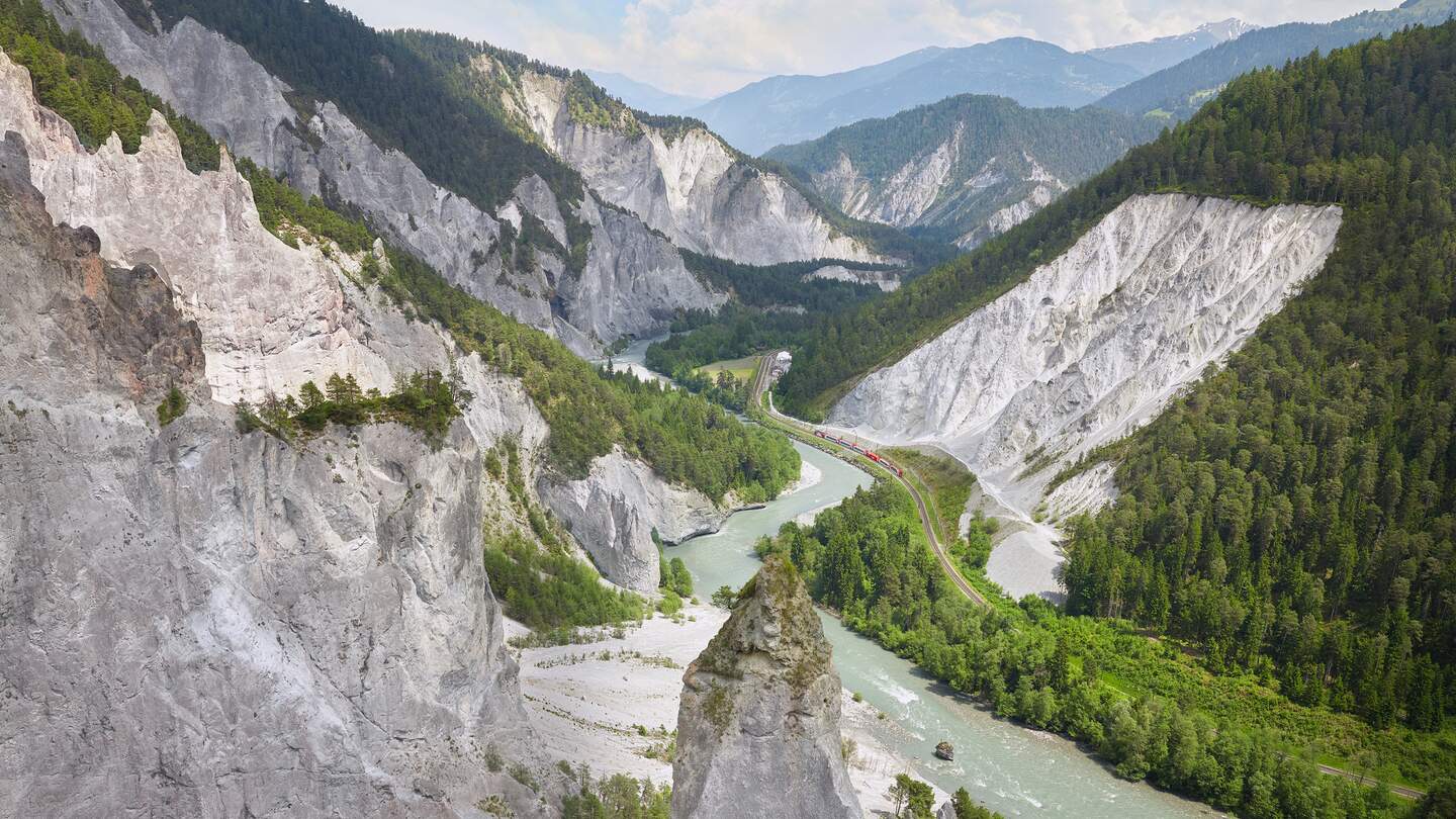 Der Glacier Express fährt durch die Rheinschlucht in der Schweiz | © Glacier Express AG/Stefan Schlimpf