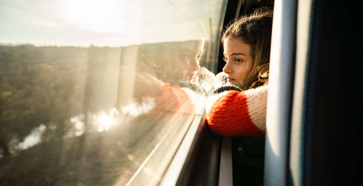 Kind schaut aus dem Zugfenster | © Gettyimages.com/StockPlanets