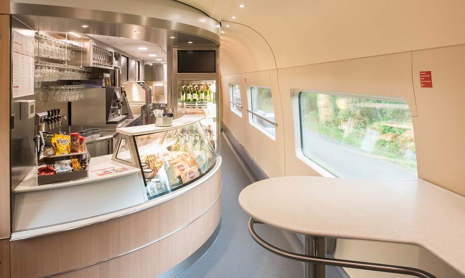 Gläserne Theke mit Angeboten in der Auslage im Bordbistro des ICE 4 | © Deutsche Bahn AG/Oliver Lang