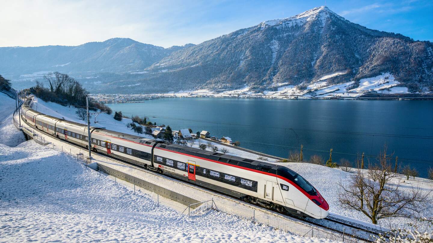 Schweizerische Bundesbahn SBB mit winterlicher Berglandschaft im Hintergrund | © SBB CFF FFS 