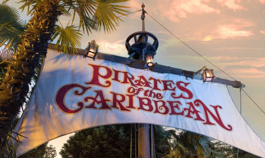 Eingang zur Attraktion Pirates of the Caribbean in Disneyland® Park | © Disney