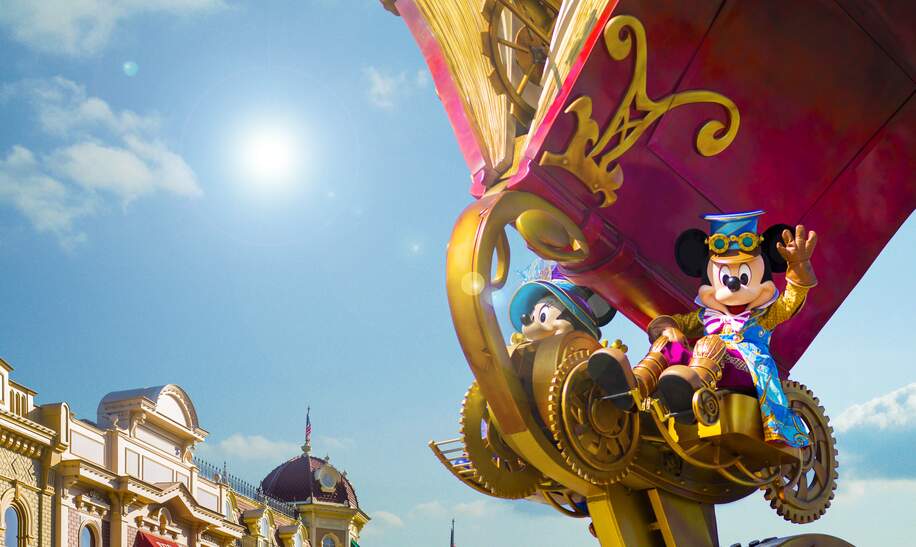 Micky und Minnie Maus sitzen auf einem Paradewagen, der aussieht wie ein Zauberbuch bei Disney Stars on Parade  | © Disney