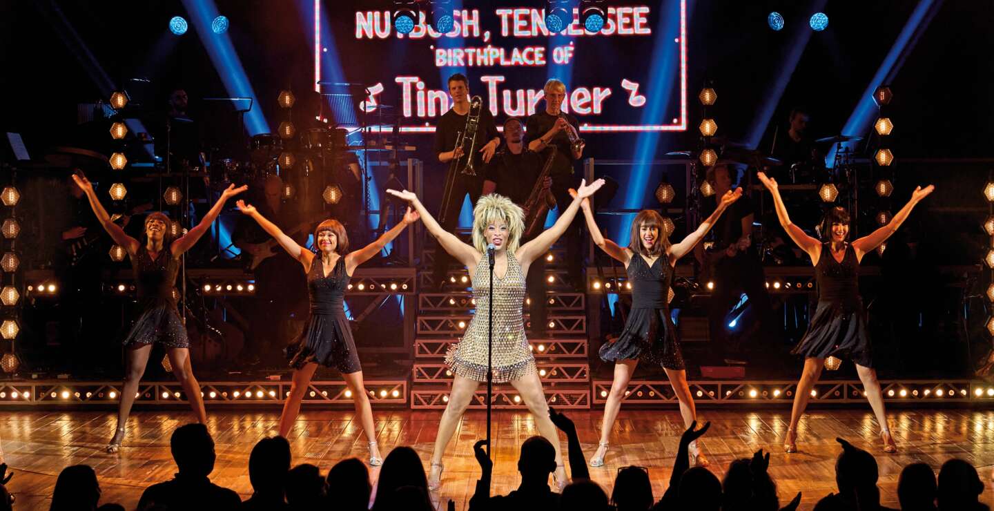 Szenenbild mit Adrienne Warren als Tina Turner und Ensemble aus Tina - Das Tina Turner Musical | © Stage Entertainment/Manuel Harlan