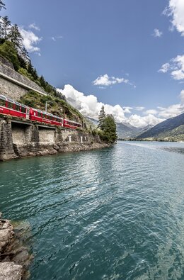CH_RCH_X04_Glacier_Express_im_Sommer_1711550860.jpg | © Rhaetische Bahn / Andrea Badrutt
