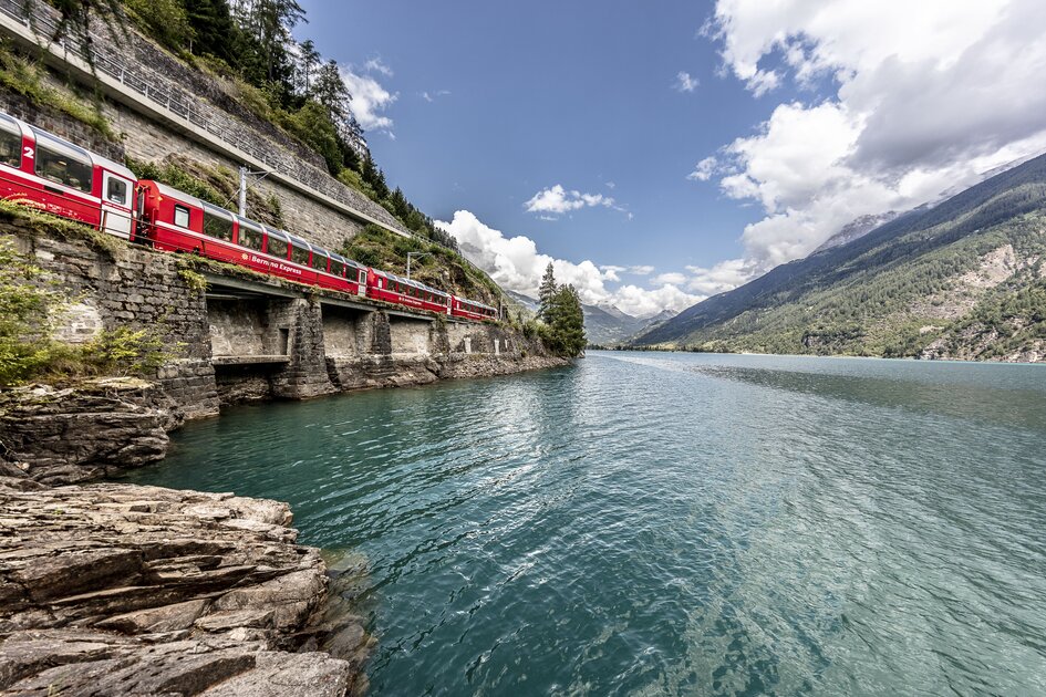 CH_RCH_X04_Glacier_Express_im_Sommer_1711550860.jpg | © Rhaetische Bahn / Andrea Badrutt