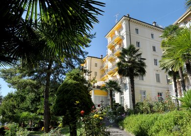 CH_RCH_X4T_Bahn_Wandern_GoldenPass_Line__Golf_Hotel_Ren___Capt_1654083915.jpg