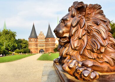 Luebeck_Holstentor_c_zoom-zoom_GettyImages.jpg