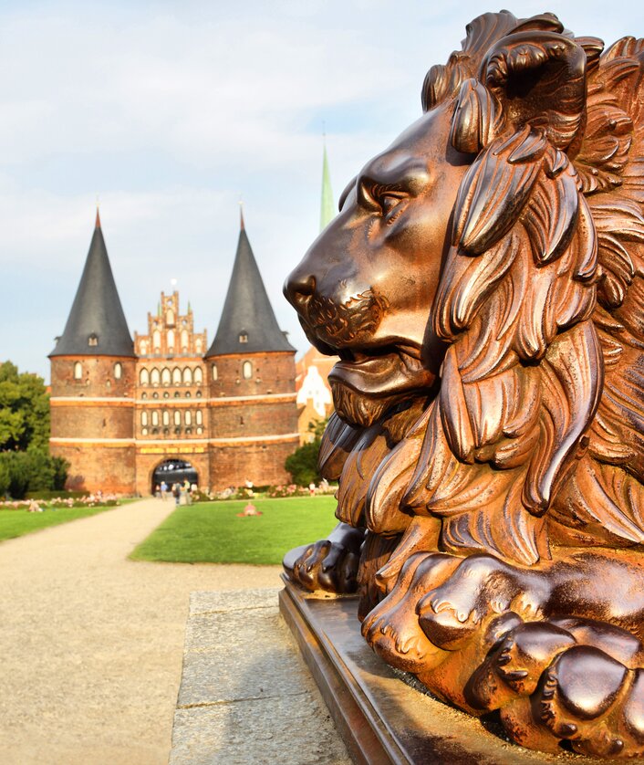 Luebeck_Holstentor_c_zoom-zoom_GettyImages.jpg