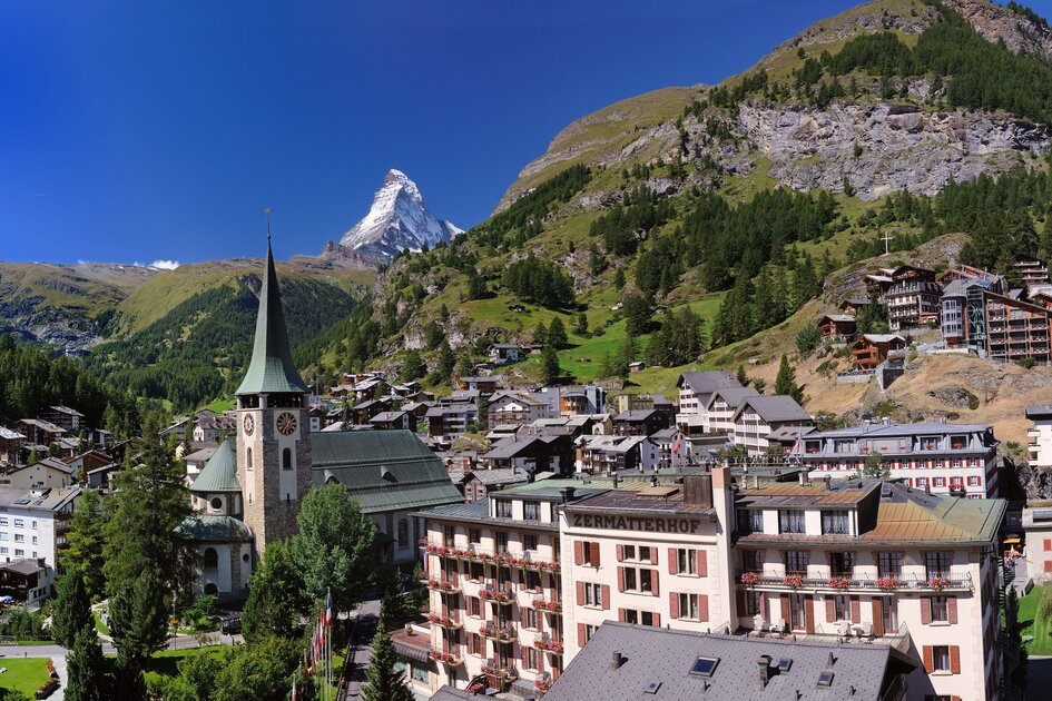 Zermatt, Blick auf das Dorf mit Bergen im Hintergrund | © Leander Wenger