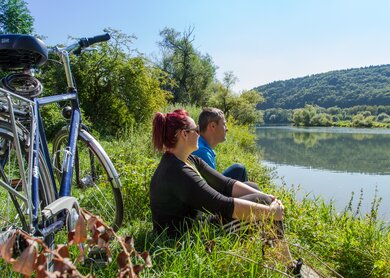 Altmuehltal Radweg Radler am Fluss