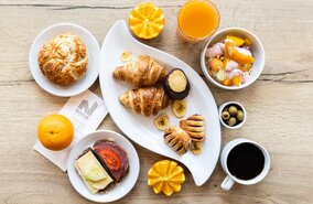 DE28002_Breakfast_buffet_3_-_Novum_Hotel_Bremer_Haus_Bremen_O.jpg