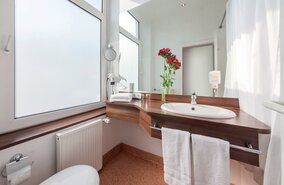 DE28002_Standard_plus_room_bath_Novum_Hotel_Bremer_Haus_Bremen_O.jpg
