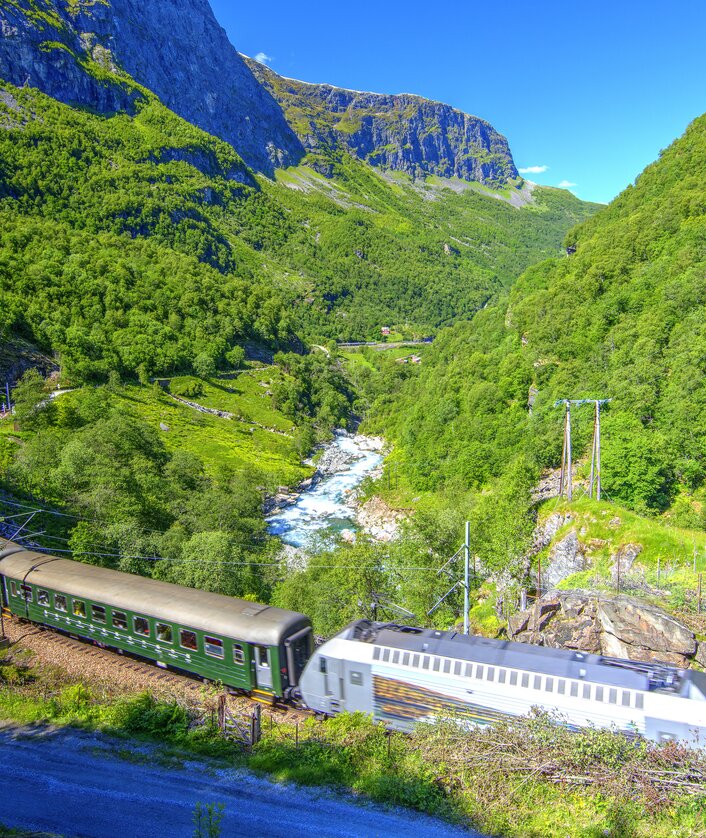 Flam_Bahn_Landschaft | © Shutterstock