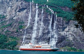 Hurtigruten_vor_Wasserfall | © Shutterstock