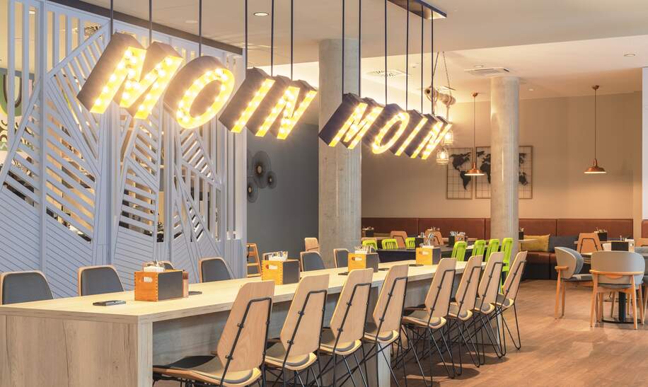 DE20018_Breakfast_room_2_-_the_niu_Yen_Hotel_Hamburg_O.jpg